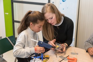 f15 Kinderen konden hun eigen stuntelige robot bouwen